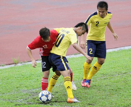  Pha tranh bóng giữa Minh Hoàng (10, VL) với Tuấn Anh (12, TG).
