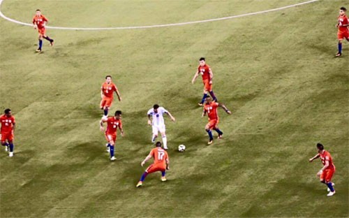 Chín cầu thủ Chile cùng nhau truy cản và canh chừng Messi.