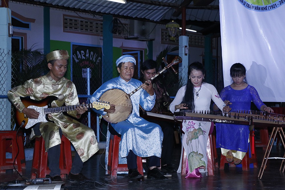 Nghệ sĩ đàn tranh Hải Phượng cùng những nhạc công trong những nhạc cụ dân tộc đàn cho tất cả những tiết mục trình diễn trong chương trình.