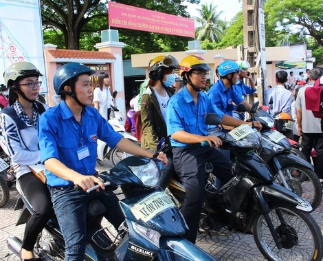 Các đội xe tình nguyện trực tại các điểm thi sẵn sàng đưa đón thí sinh.