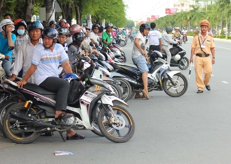 Phối hợp với các ngành để kỳ thi diễn ra thành công tốt đẹp. Ảnh minh họa: Cảnh sát giao thông đảm bảo an toàn trong kỳ thi THPT quốc gia 2015.