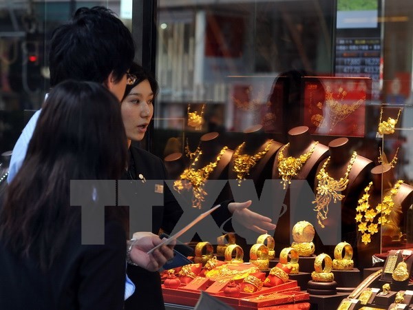 Tại cửa hàng bán đồ trang sức vàng ở Hong Kong (Trung Quốc). (Nguồn: AFP/TTXVN)