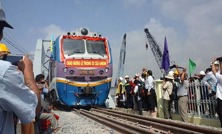 Đoàn tàu qua cầu Ghềnh mới trong ngày khánh thành