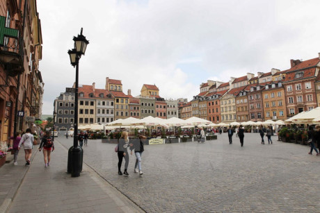 Quảng trường Chợ Phố Cổ (Rynek Starego Miasto) - tâm điểm của Di sản văn hóa Phố cổ Warsaw, được xây dựng từ cuối thế kỷ XIII, lúc người ta xây dựng thành phố Warsaw, nơi có tác phẩm điêu khắc Nàng tiên cá Warsaw bằng đồng - biểu tượng của thủ đô Ba Lan. (Ảnh: Quang Hải/TTXVN)