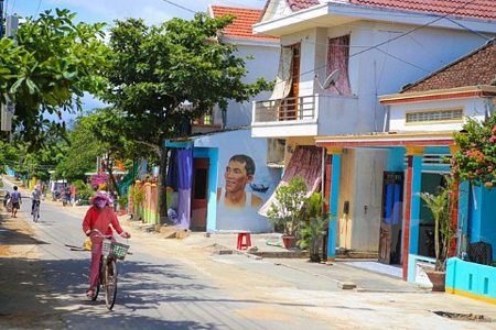 Hơn 100 ngôi nhà ở làng chài nghèo tỉnh Quảng Nam trở thành những bức tranh sinh động. Ảnh: Vietnam+