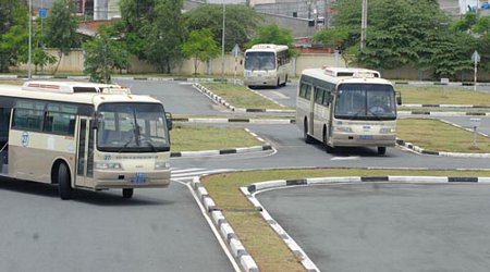 Thi thực hành cấp phép lái xe chở khách. Ảnh: CAO THĂNG