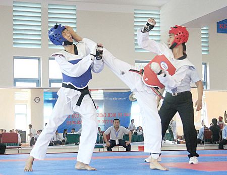 Võ sĩ Vĩnh Long (phải) tại Giải vô địch Taekwondo các lứa tuổi trẻ khu vực ĐBSCL năm 2016.