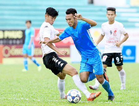 Tiến Phát (15, VL) vượt qua Hữu Hòa (2, LA).