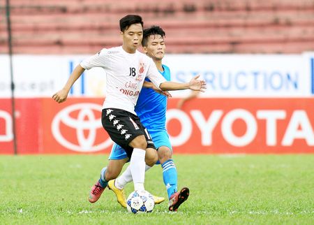 Thanh Tùng (14, VL) đeo bám Bảo Anh (18, LA).