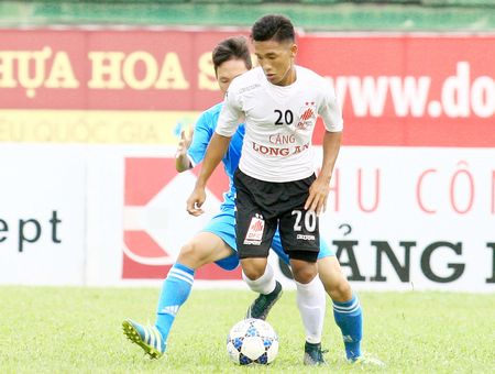  Hoài Phong (7, VL) đeo bám Nhật Trường (20, LA).