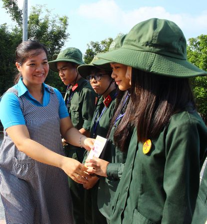 Bí thư Tỉnh Đoàn- Nguyễn Huỳnh Thu trao sổ nhật ký, tặng hoa cho các em 