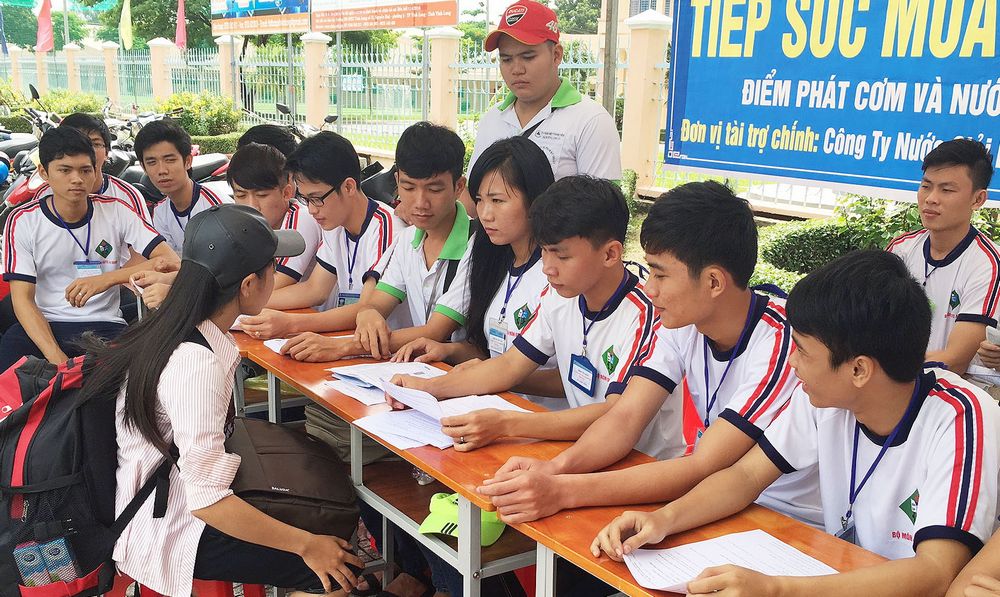 Ngày 29/6/2016, nhiều thí sinh đã tập trung về các điểm thi để nắm thông tin. Các em được các tình nguyện viên giúp đỡ, hướng dẫn tận tình.