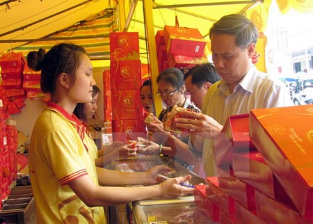 Một quầy bánh Trung thu Kinh Đô. (Ảnh: Trần Lê Lâm/TTXVN)