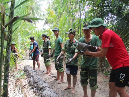 Lực lượng vũ trang giúp địa phương ứng phó, khắc phục hậu quả thiên tai.