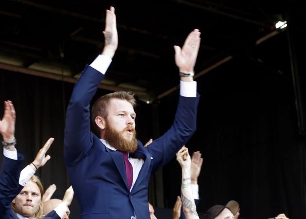 Đội trưởng Aron Gunnarsson ăn mừng cùng hàng nghìn người hâm mộ. (Nguồn: Reuters)