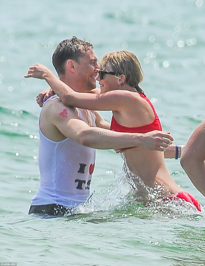 Tom Hiddleston tình tứ bên Taylor Swift.