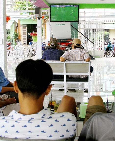 Xem bóng đá ở quán cà phê. Ảnh: ĐỒNG BẰNG