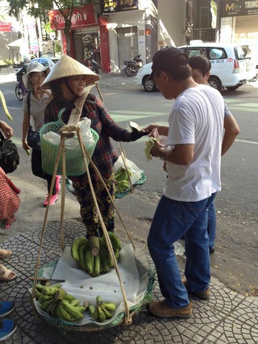 Người đàn ông Trung Quốc cư xử thiếu văn hóa với người bán hàng rong (Ảnh Facebook của nhạc sĩ Nguyễn Duy Khoái).