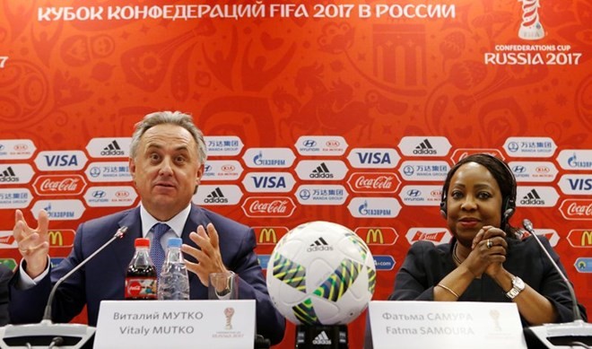 Tổng Thư ký FIFA Fatma Samoura (phải) và Bộ trưởng Thể thao Nga Vitaly Mutko tại buổi họp báo về World Cup 2018 ở Moskva, ngày 5/7. (Nguồn: Reuters)