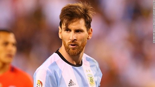 Tòa tuyên án cha con Messi phạm tội trốn thuế. Messi lĩnh án 21 tháng tù.