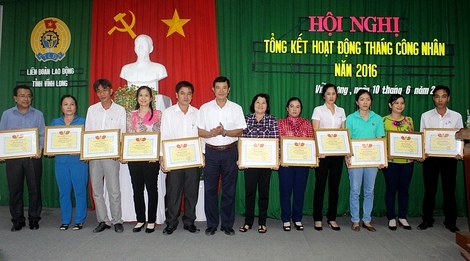 Khen thưởng các tập thể, doanh nghiệp trong Tháng Công nhân 2016 