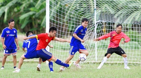 Trận đấu tại lễ khai mạc Giải Vô địch Bóng đá huyện Trà Ôn 2016.