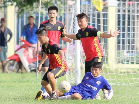 Trận đấu chung kết Giải Vô địch Bóng đá hạng A huyện Mang Thít 2016.