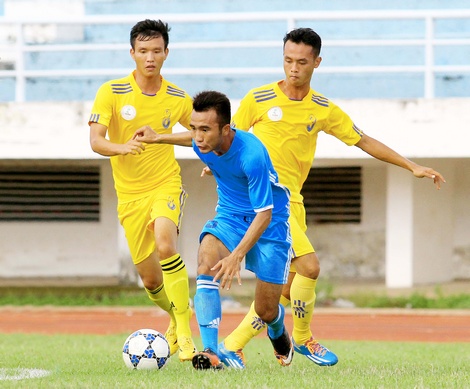 Tiến Phát (15, Vĩnh Long) thoát qua hậu vệ đội phương trong trận thắng Bến Tre 7-2.