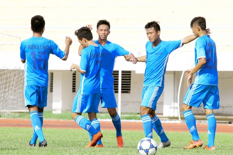Niềm vui của đội Vĩnh Long trận thắng Bến Tre 7-2.