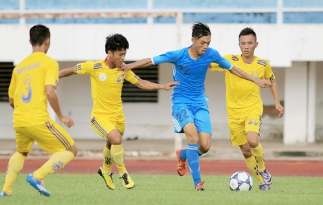Cao Phi (22, Vĩnh Long) thoát qua hậu vệ đội phương trong trận thắng Bến Tre 7-2.