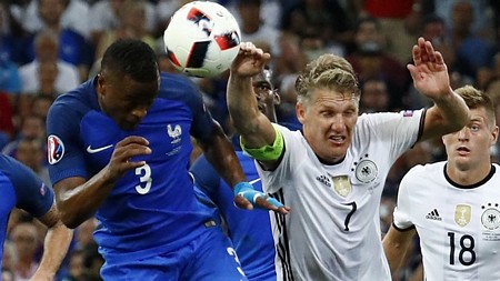 Pha phạm lỗi để bóng chạm tay của Schweinsteiger đã thay đổi toàn bộ cục diện trận đấu. (Ảnh: Reuters)