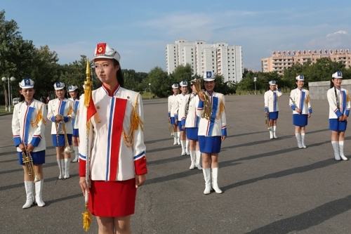 7. Triều Tiên  Đất nước bí ẩn này là một trong những quốc gia gây tò mò nhất thế giới. Thành phố lớn thứ 2 tại Triều Tiên là Hamhung bắt đầu mở cửa cho du khách năm 2010. Tuy nhiên, du lịch tự túc cá nhân bị cấm, và cách duy nhất là đăng ký các tour du lịch.  Người dân ở đây tiêu bằng đồng won, tuy nhiên người nước ngoài thì không được phép sử dụng nó mà chỉ được phép dùng ngoại tệ như dollar, euro hoặc nhân dân tệ để mua sắm. Người dân chủ yếu mua sắm tại các khu chợ địa phương, nhưng du khách nước ngoài thì bị cấm thăm quan ở đây.