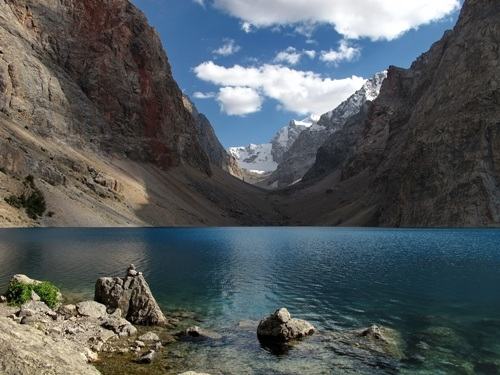 4. Tajikistan  Đây là quốc gia nhỏ bé nhất và nghèo nhất vùng Trung Á. Buôn lậu thuốc phiện là một nguồn thu nhập chính tại Tajikistan bởi nước này là điểm dừng chân quan trọng của ma tuý Afghanistan trên con đường tới Nga. Hơn 50% diện tích đất nước nằm ở độ cao trên 3.000m so với mực nước biển.