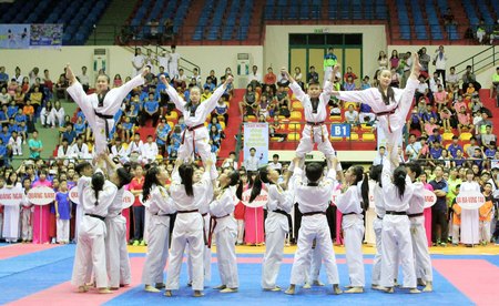 Các võ sinh biểu diễn tại chương trình lễ khai mạc giải.