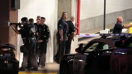 Hiện trường vụ nổ súng tại Dallas