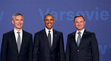 Tổng thống Mỹ Barack Obama (giữa) cùng Tổng thống Ba Lan Andrzej Duda (phải) và Tổng thư ký NATO Jens Stoltenberg hôm 8/7. Ảnh: Reuters