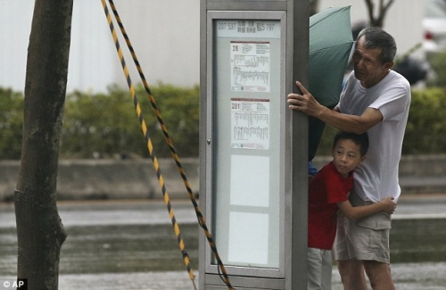 Siêu bão mang theo mưa to, gió lớn lên đảo. Ảnh Daily Mail