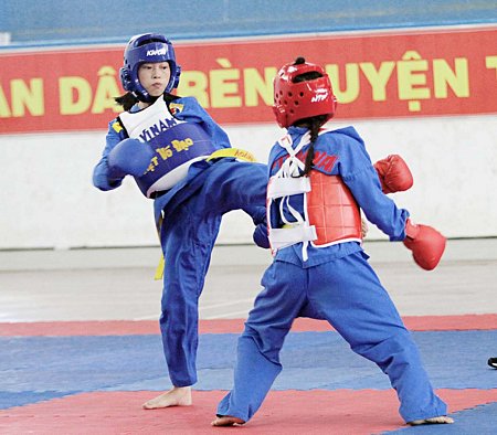  Minh Chí (TP Hồ Chí Minh, đai xanh) hạng cân 39kg nhóm 16 tuổi.
