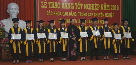 Trường khen thưởng cho các sinh viên cao đẳng đạt thành tích xuất sắc trong học tập và rèn luyện.