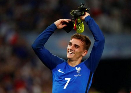 Ở tuổi 25, Griezmann lần đầu khoác áo tuyển Pháp đá vòng chung kết và cũng trên sân nhà. Griezmann cũng trải qua nhiều thăng trầm.