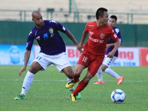 B.Bình Dương (áo đỏ) tiếp tục thể hiện sự sa sút phong độ.Ảnh: Vương Anh