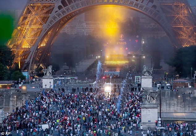 Bạo loạn xảy ra ở chân Tháp Eiffel​.
