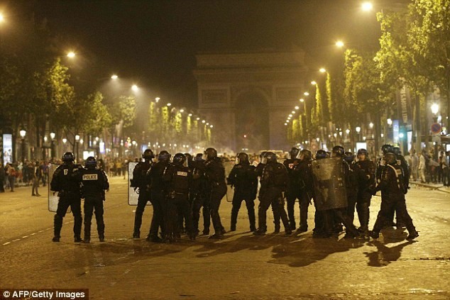 Cảnh sát tập trung ở đại lộ chính Champs Elysees​.