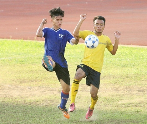 Tiến Phát (15, Vĩnh Long) tranh bóng với hậu vệ đội phương.