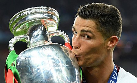 Với việc vô địch EURO 2016, danh hiệu QBV trong tầm tay Ronaldo