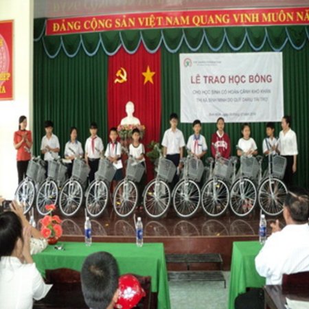 Lễ trao học bổng của quỹ Dariu cho học sinh có hoàn cảnh khó khăn.