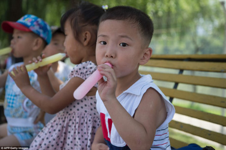 Những em bé đang ngồi trong công viên. (Nguồn: AFP/Getty Images)