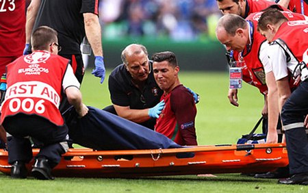 Ronaldo rời sân bằng cáng ở trận đấu với Pháp (Ảnh: Getty).