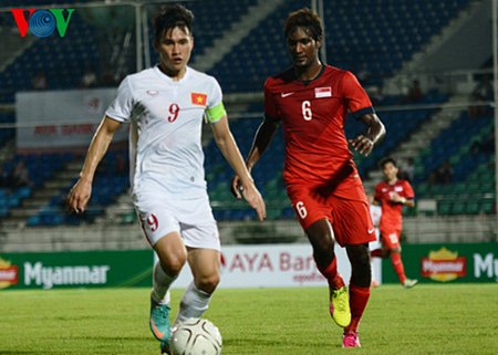 Công Vinh và các đồng đội sẽ có thể gặp khó khăn ngay từ vòng bảng AFF Cup 2016. (Ảnh: Bích Thùy). 