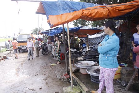 Những hộ dân dựng lều, bạt mua bán trên nền đất cũ thuộc hành lang lộ giới và có trả tiền thuê mặt bằng hàng tháng.